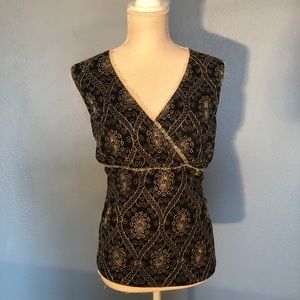 RQT V NECK SLEEVELESS BLACK AND IVORY BLOUSE